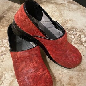 Red Dansko Clogs slip resistant size 40 (women’s size 9.5-10)